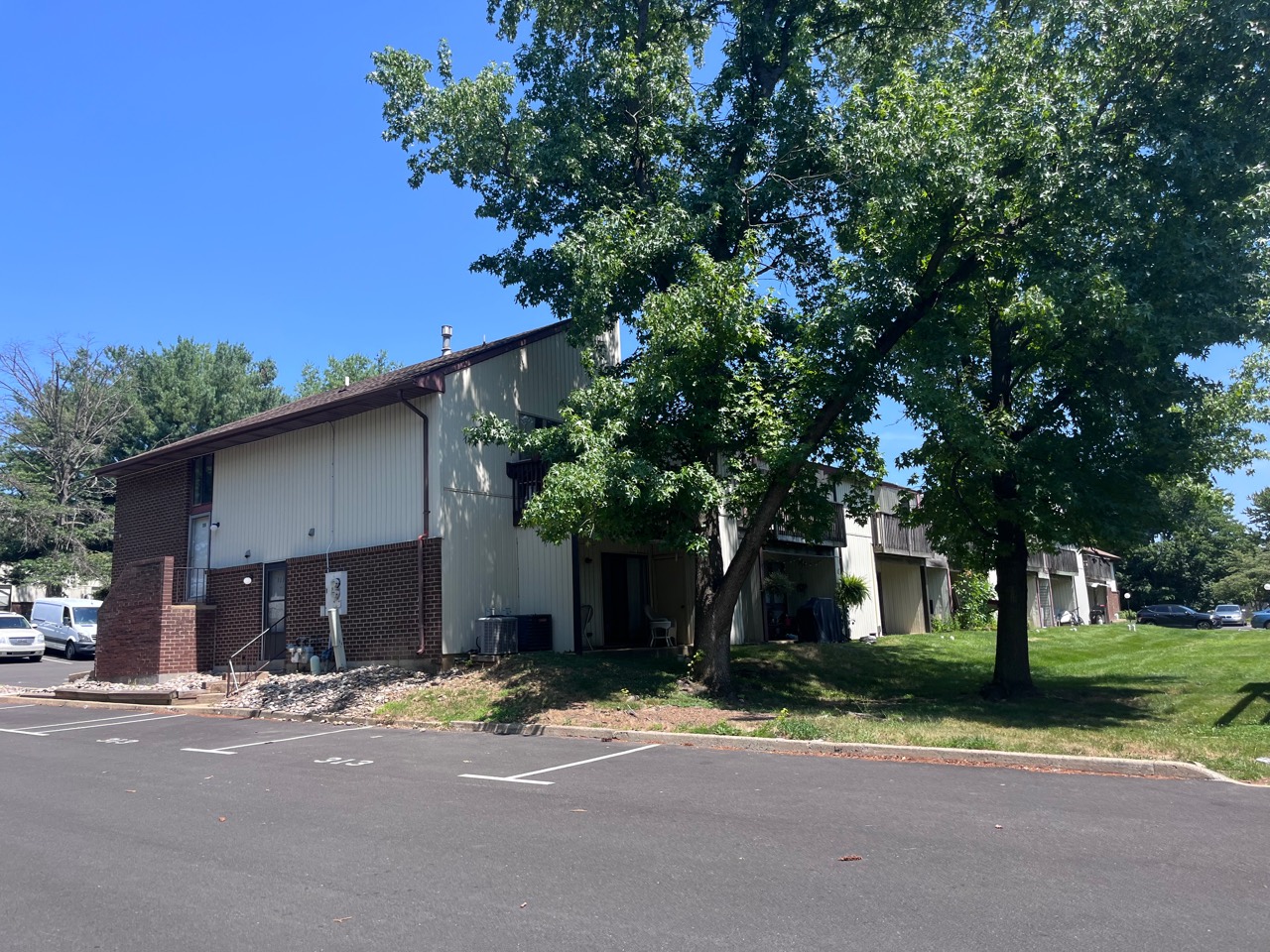 Residential building and common lawn